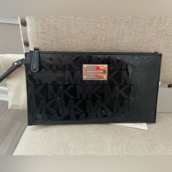 Michael Kors wristlet - Picture 1 of 1